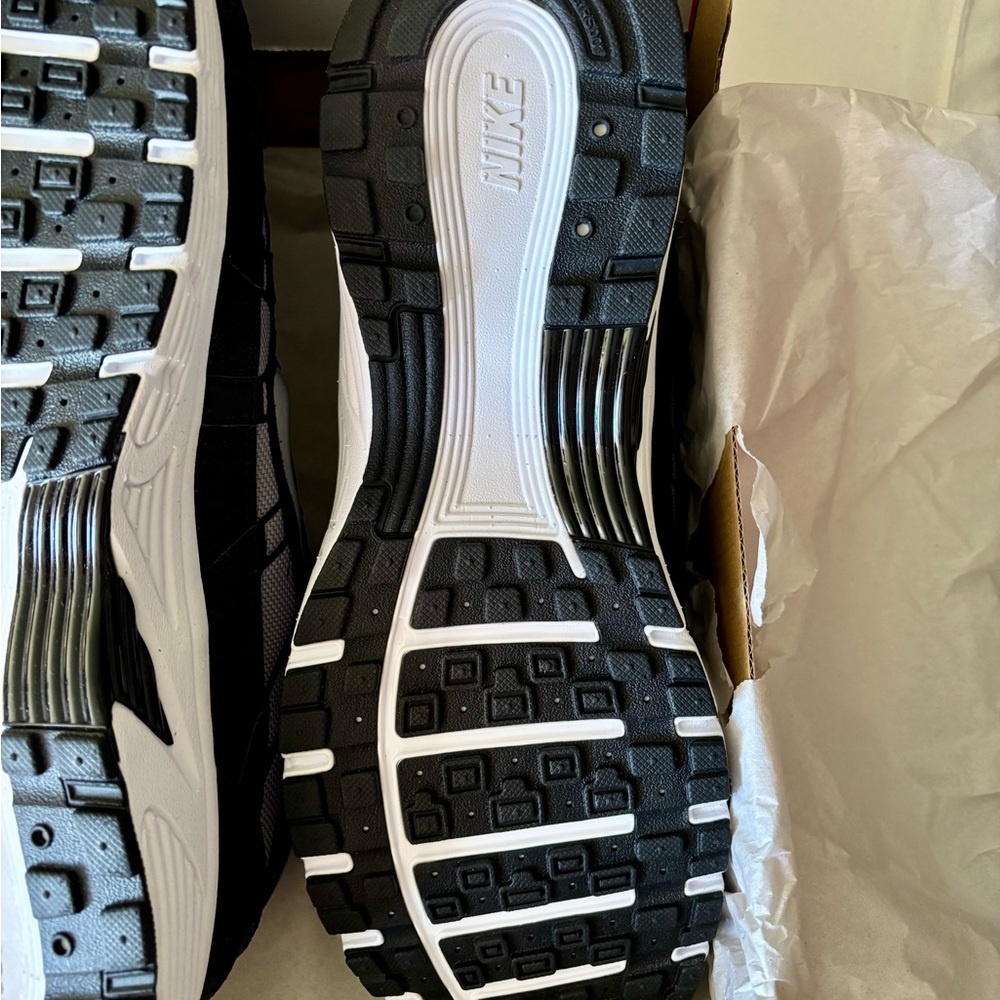 Nike Black and Gray Athletic Shoes - Picture 8 of 10
